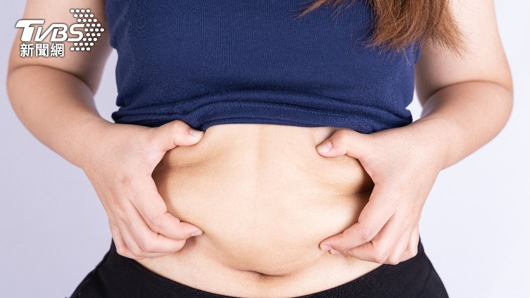 輕輕按壓小腹，軟硬程度可以辨別是什麼脂肪。（示意圖／shutterstock達志影像）