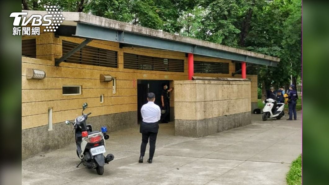 街友陳屍在鳳山大東公園公廁內。（圖／TVBS）