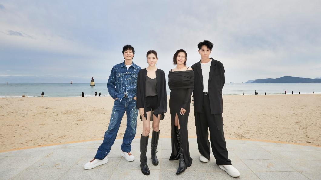 「非常演員」薛仕凌（左起）、許瑋甯、劉品言、柯震東在釜山海邊留下難得的合影。（圖／文策院提供）