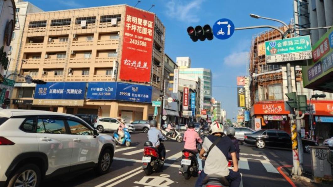 台南市政府表示部分路段開始試辦取消機車強制待轉。（圖／台南市交通局提供）