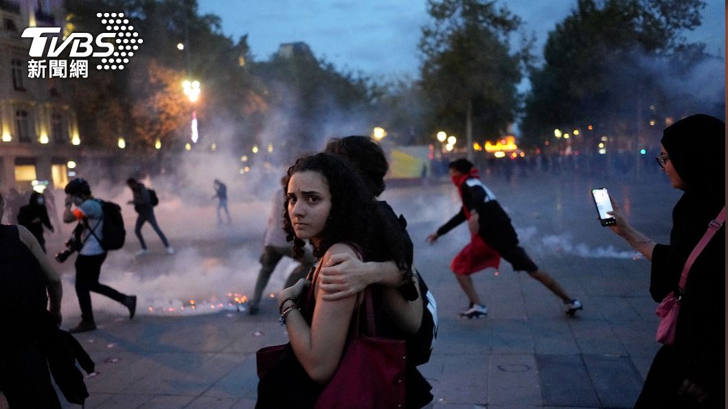 聲援巴勒斯坦的集會者聚集在巴黎市中心，遭到警方以催淚瓦斯驅離。（圖／達志影像美聯社）