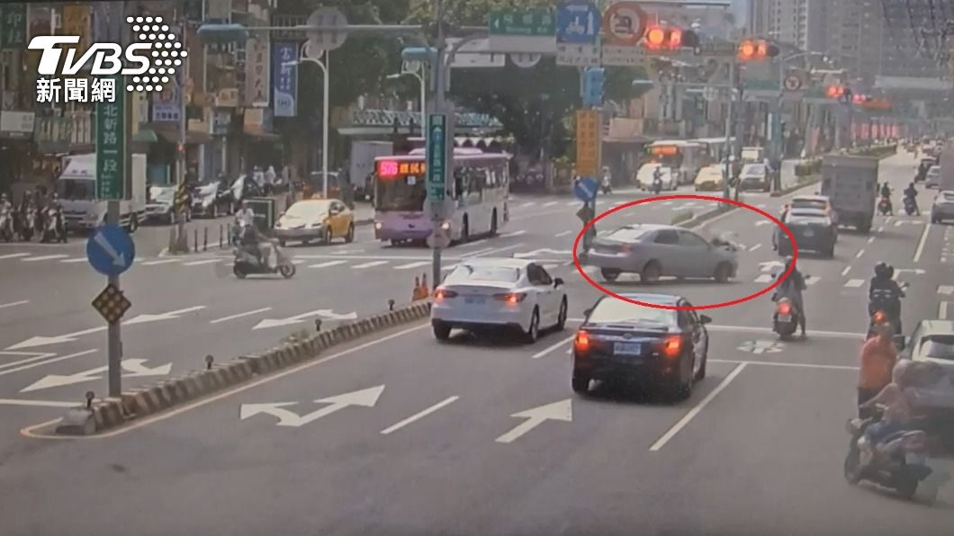 小轎車路口未禮讓，當場撞倒穿越馬路的行人。（圖／TVBS）