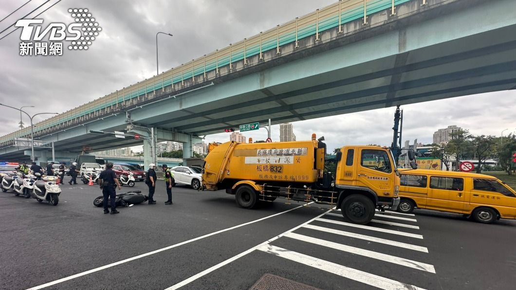 現場為垃圾車與機車擦撞。（圖／TVBS）