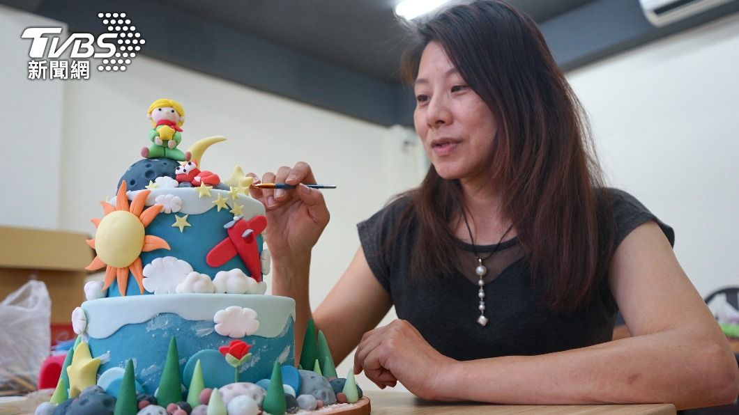 花蓮烘焙師傅黃湘涵將台灣元素融合於翻糖蛋糕，在國際賽事獲得佳績。（圖／中央社）
