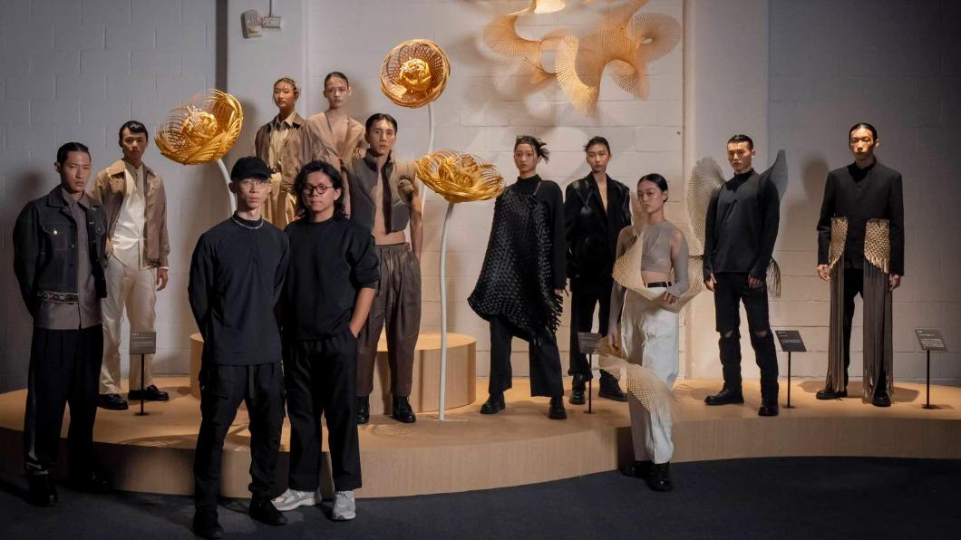 工藝藝術家林靖格（前右）與設計師柯瑋倫（前左）合作，將傳統工藝與現代藝術交織在服裝中。（圖／文化部提供）