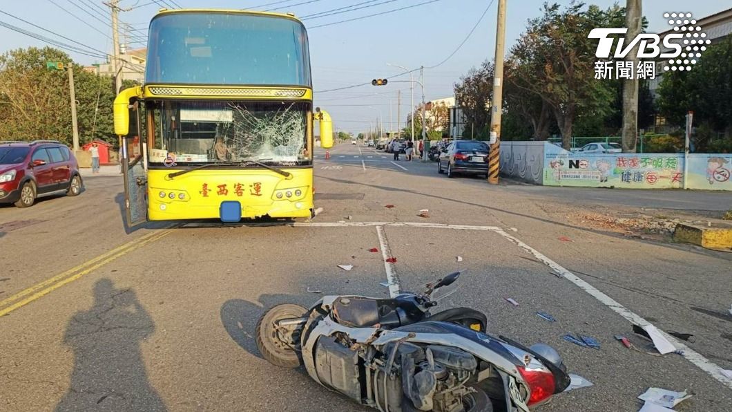 公車和機車發生碰撞。（圖／TVBS）