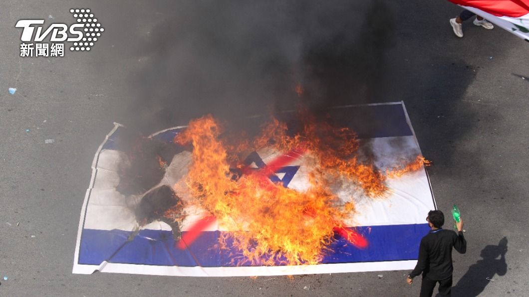 伊拉克遊行者燒毀以色列國旗，聲援巴勒斯坦。（圖／達志影像路透社）