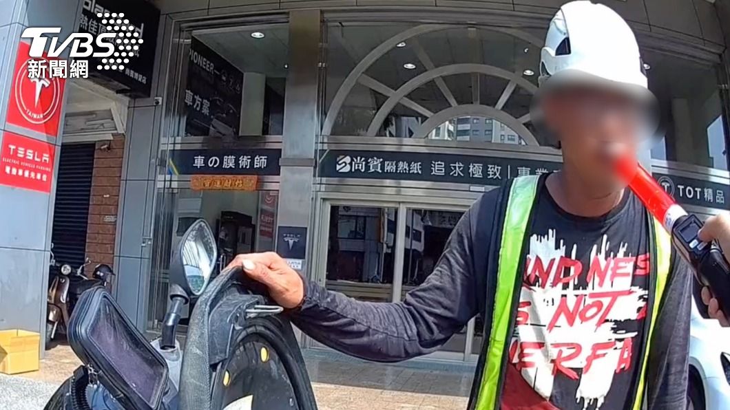 潘姓男子騎車頭戴工程帽且並未繫上帽扣，被巡邏警方攔查。（圖／TVBS）
