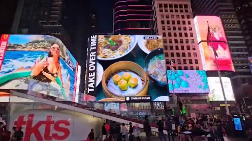 牛肉麵、小籠包躍上紐約時報廣場大螢幕。（圖／桃園機場提供）