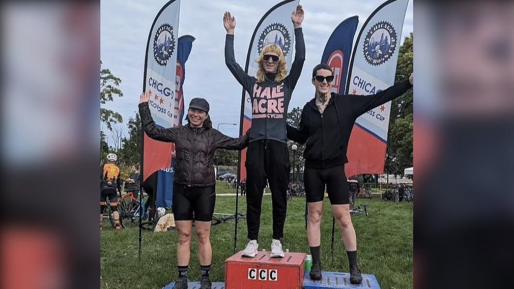 兩名跨性別自行車選手在女子組比賽穿金戴銀，惹怒大批美國網友。（圖／翻攝自推特@ImMeme0）