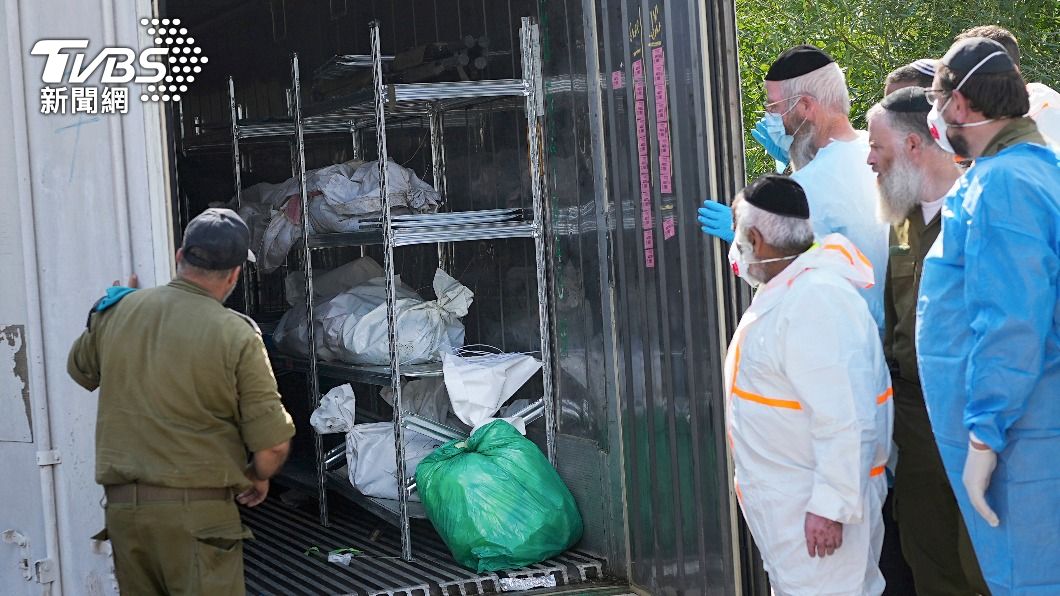 以色列平民的屍體被收集起來、放入冷凍貨櫃中保存以供辨認。（圖／達志影像美聯社）