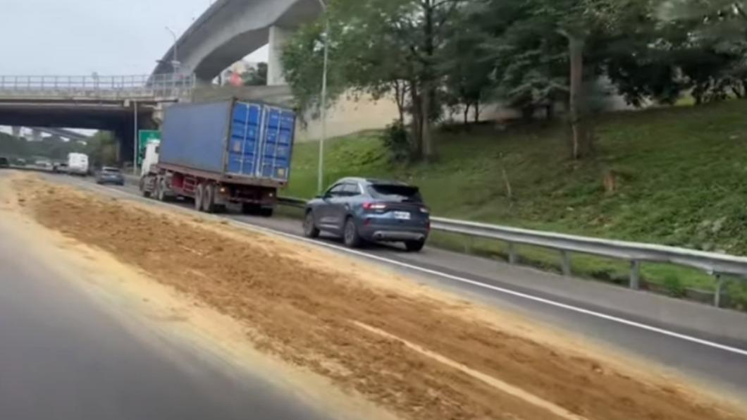 聯結車車尾門故障導致砂石散落國道。（圖／翻攝自記者爆料網）