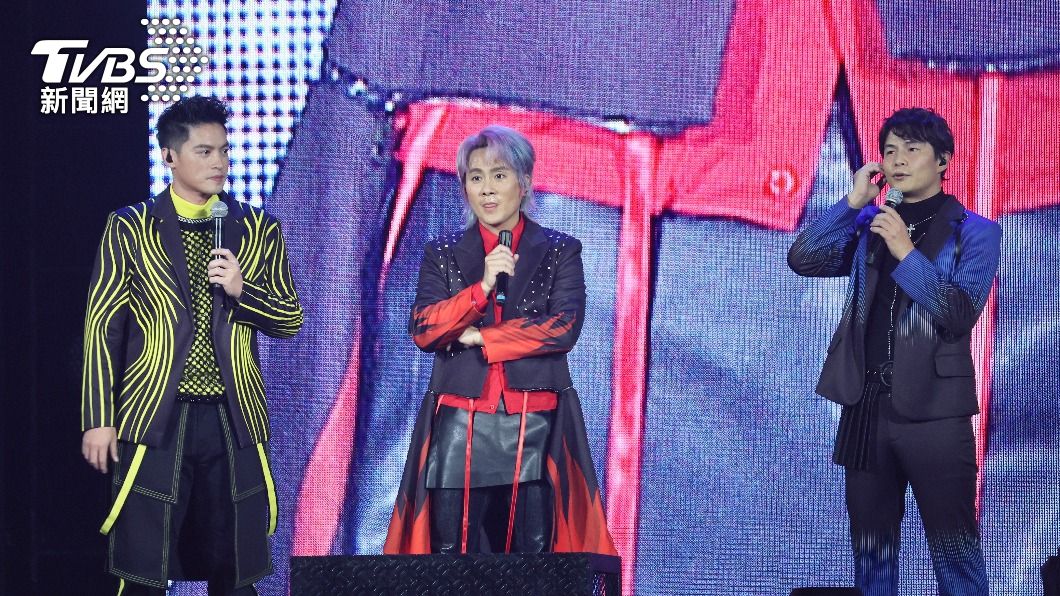 孫協志（右起）、王仁甫及許孟哲對於台下有高齡97歲的歌迷驚訝不已。（圖／黃城碩攝）