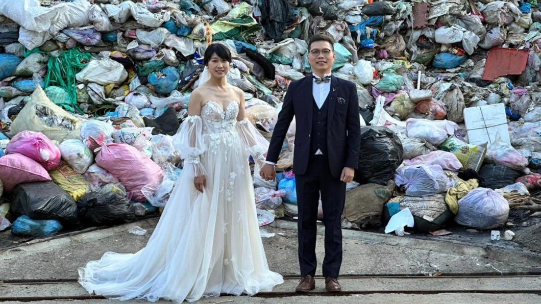 有一對新人在垃圾山拍婚紗照。（圖／翻攝自埔里人臉書社團）