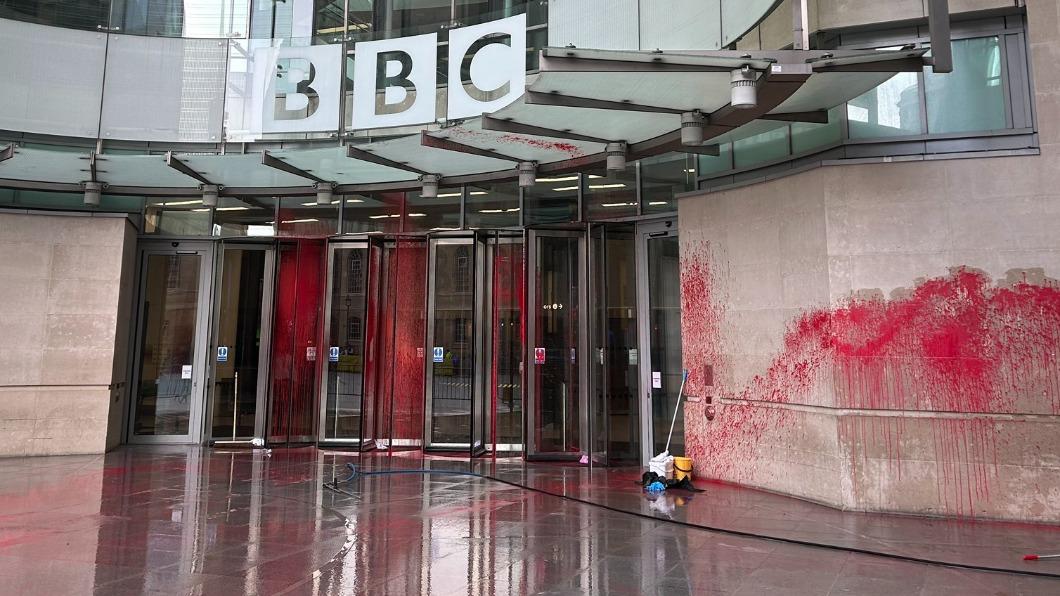 《BBC》的公司大門口被潑灑紅漆。（圖／翻攝自@vicderbyshire推特）