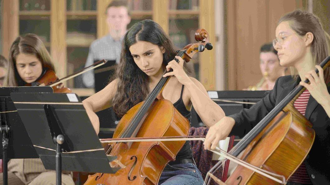 法影后莉娜艾兒阿拉比（Lina El Arabi）改拉大提琴《交響狂花》自嘲「足球選手打籃球」。（圖／海鵬提供）