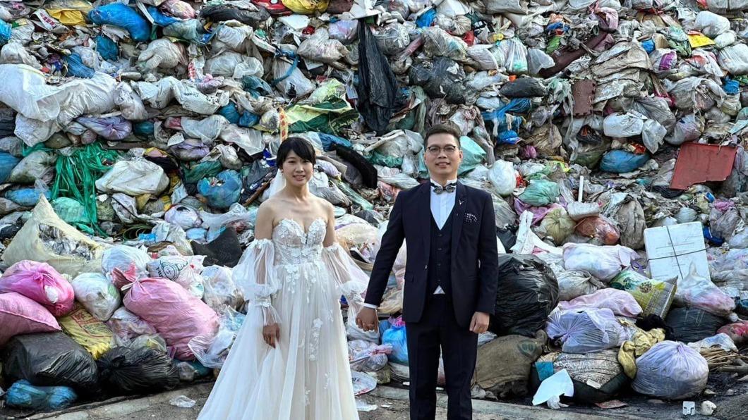 新人垃圾山拍婚紗照盼垃圾議題被關注。（圖／埔里鎮清潔隊提供）