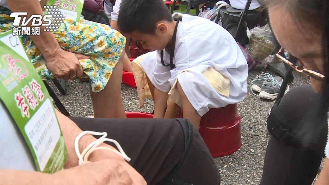 Over 10,000 attend grand foot-washing event in Taipei (TVBS News) Over 10,000 attend grand foot-washing event in Taipei