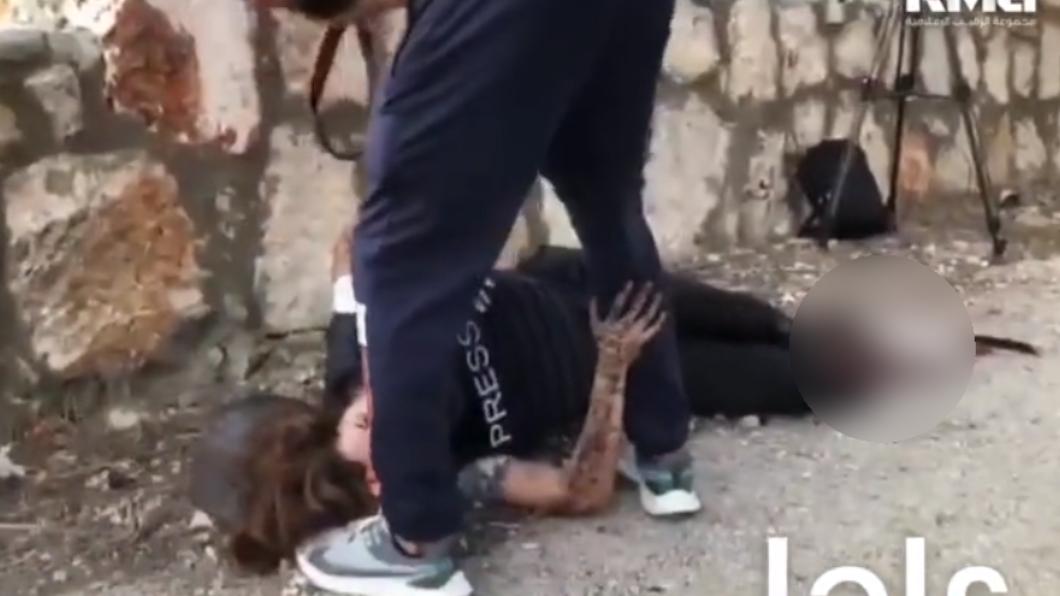 倒地的女記者表示感覺不到自己的腿。有人上前試圖給予協助。（圖／翻攝自@alrakeeblb推特）