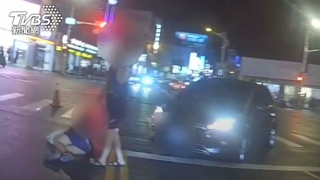 夏姓駕駛開車撞上過馬路的女子。（圖／TVBS）