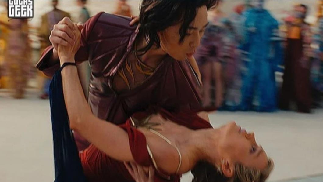 朴敘俊《驚奇隊長2》中與驚奇隊長共舞(圖/翻攝自X)