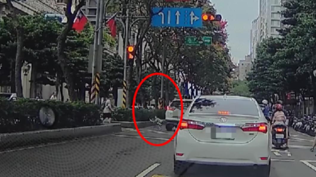 4歲男童過馬路遭闖紅燈休旅車撞。（圖／翻攝自林口大家庭 linkou-family臉書）