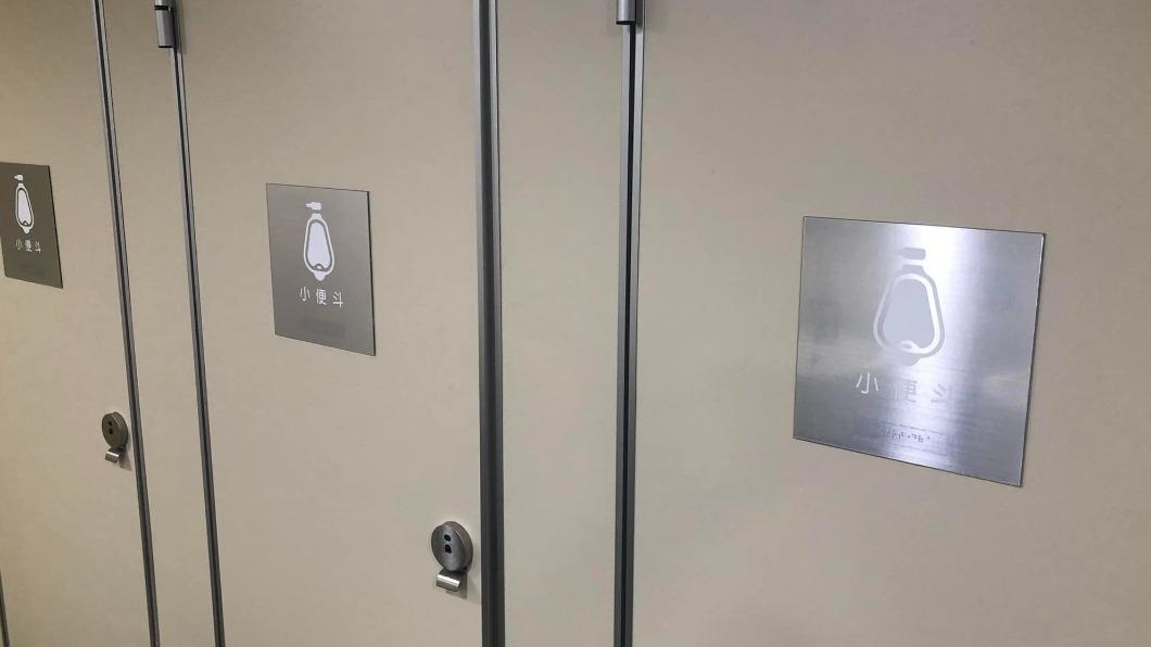 一名網友在北美館看展時，意外發現「人生中最棒的男廁」。（圖／翻攝自「路上觀察學院」臉書）