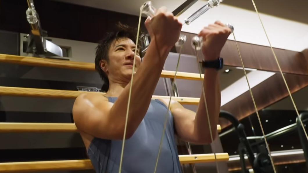 王力宏分享重訓短片,讓粉絲一窺他如何維持精實體態。(圖/翻攝自王力宏臉書)