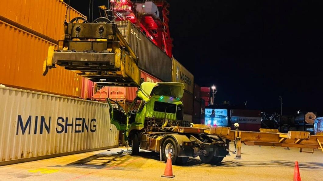 基隆西岸碼頭發生貨櫃車撞貨櫃的意外，駕駛一度受困車內。（圖／基隆港務消防隊提供）