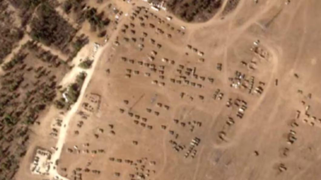 衛星影像曝以色列在加薩邊境部署400輛車。（圖／翻攝自《日經亞洲》）
