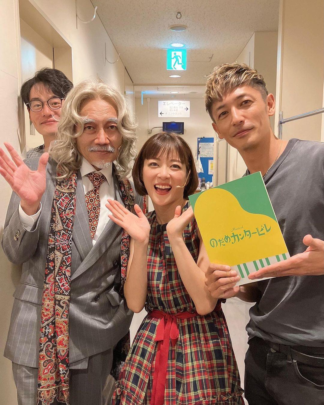 上野樹里（右二）、竹中直人（左二）演出《交響情人夢》音樂劇，玉木宏（右一）也來觀賞。（圖／翻攝自上野樹里IG）