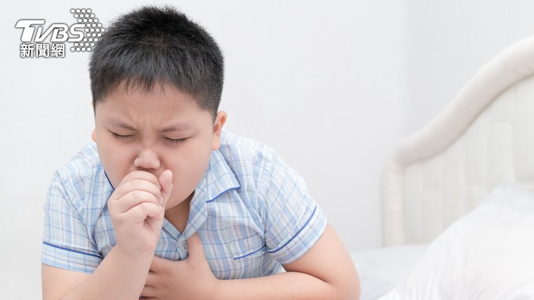 男童咳嗽咳到發出狗叫聲。（示意圖／shutterstock 達志影像）