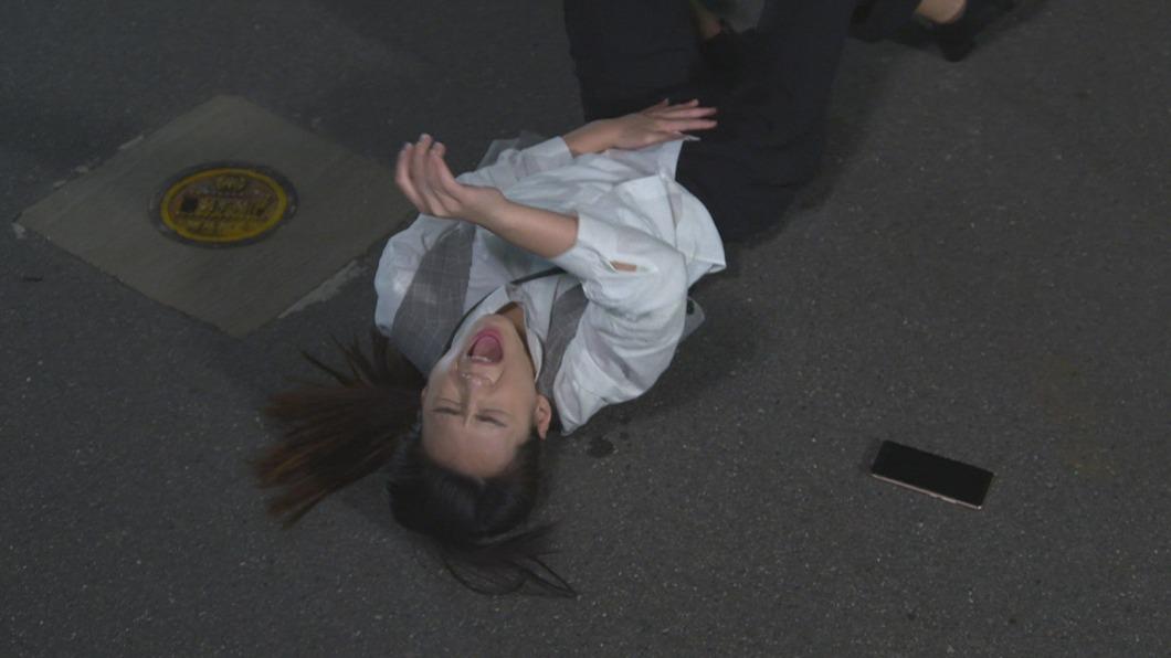 李又汝劇中被車撞倒臥在地。（圖／民視提供）