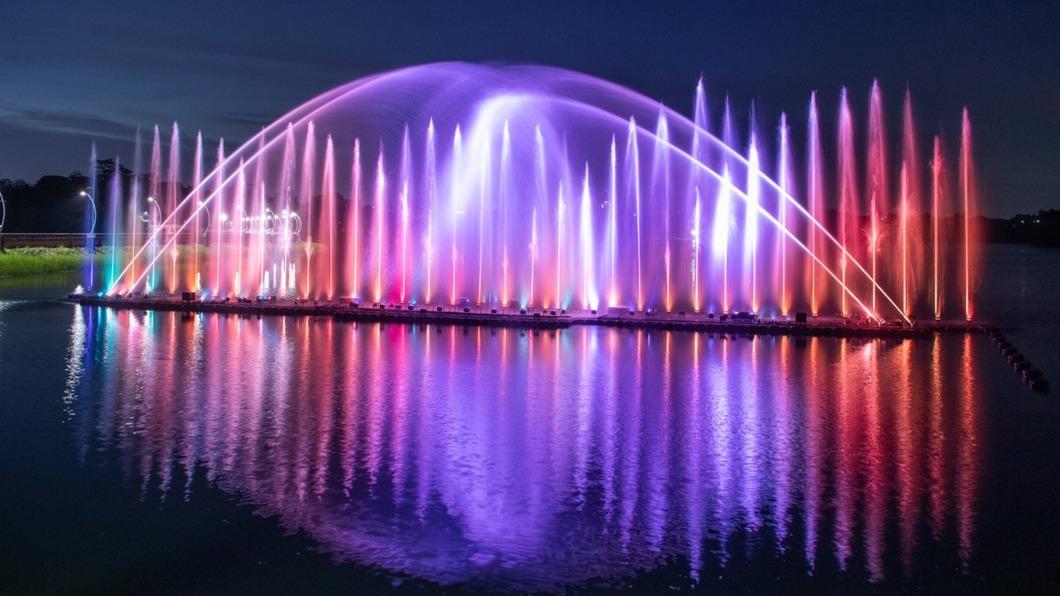 蘭潭音樂噴泉因獨特的拱門水舞造型，獲得教科書出版業者青睞，收錄在國中數學第6冊。（圖／嘉義市政府提供）