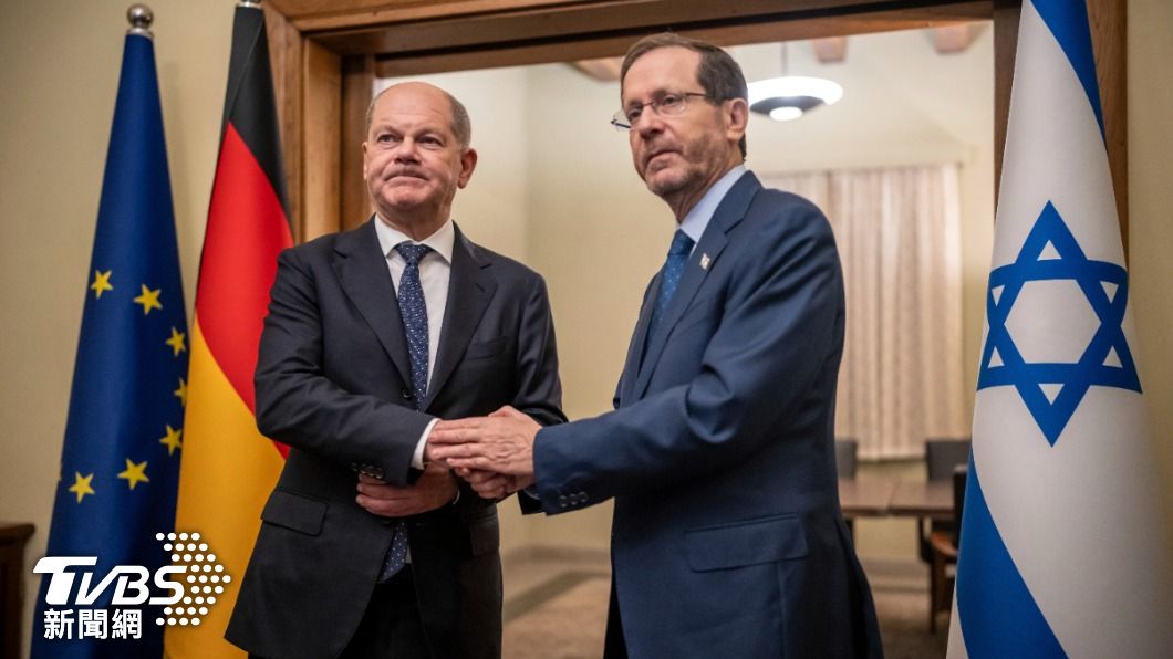 德國總理蕭茲（左）與以色列總統赫爾佐格（右）。（圖／達志影像美聯社）