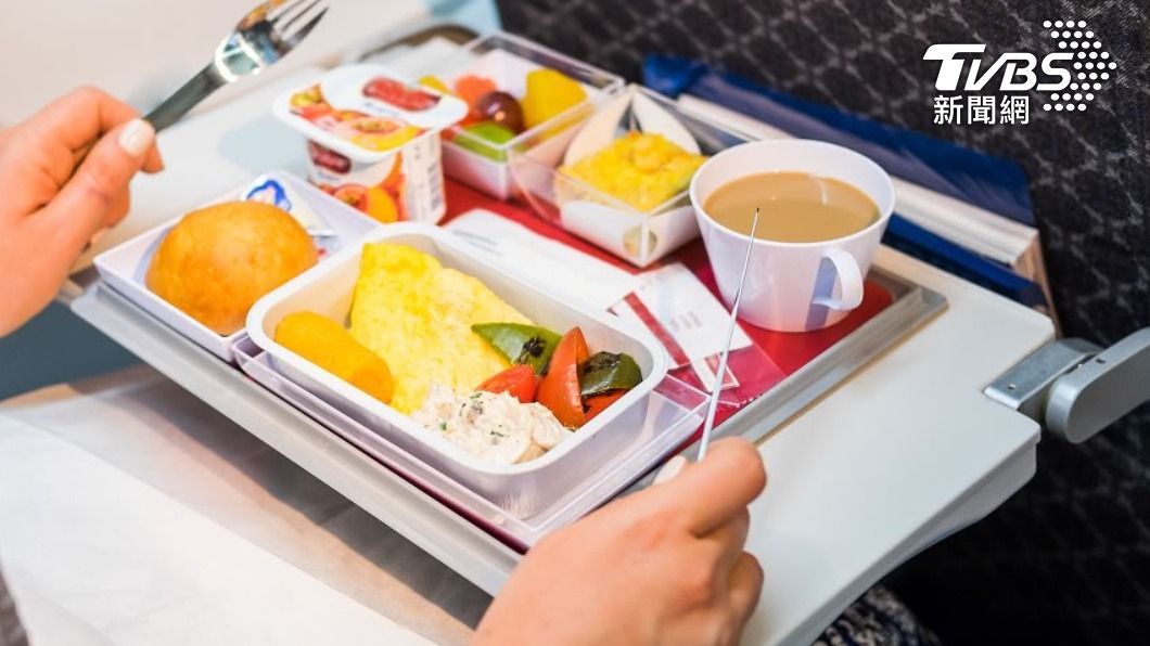 長途航班都會提供飛機餐給乘客享用。（示意圖／Shutterstock達志影像）