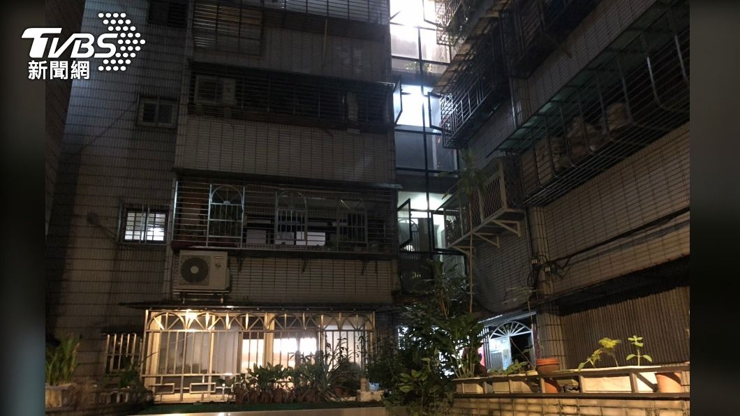 新店社區住宅暗夜發生火警，造成1名男屋主灼傷送醫。（圖／TVBS）