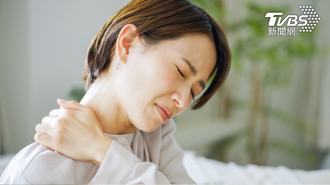 頸部痠痛可能是長期固定姿勢導致。（示意圖／shutterstock達志影像）