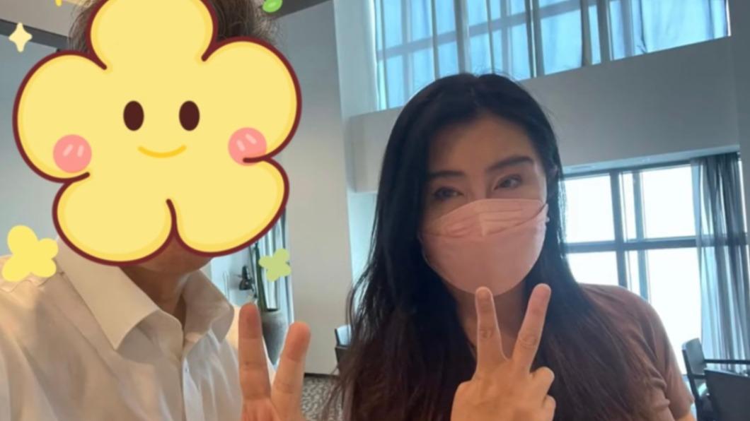 網友分享和王祖賢的合照，王祖賢狀態看來非常好。（圖／翻攝自香港電影吧微博）