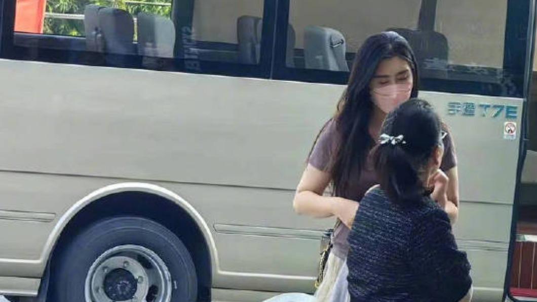 王祖賢退隱後一心禮佛，日前更現身南京牛首山。（圖／翻攝自叫我老伯微博）