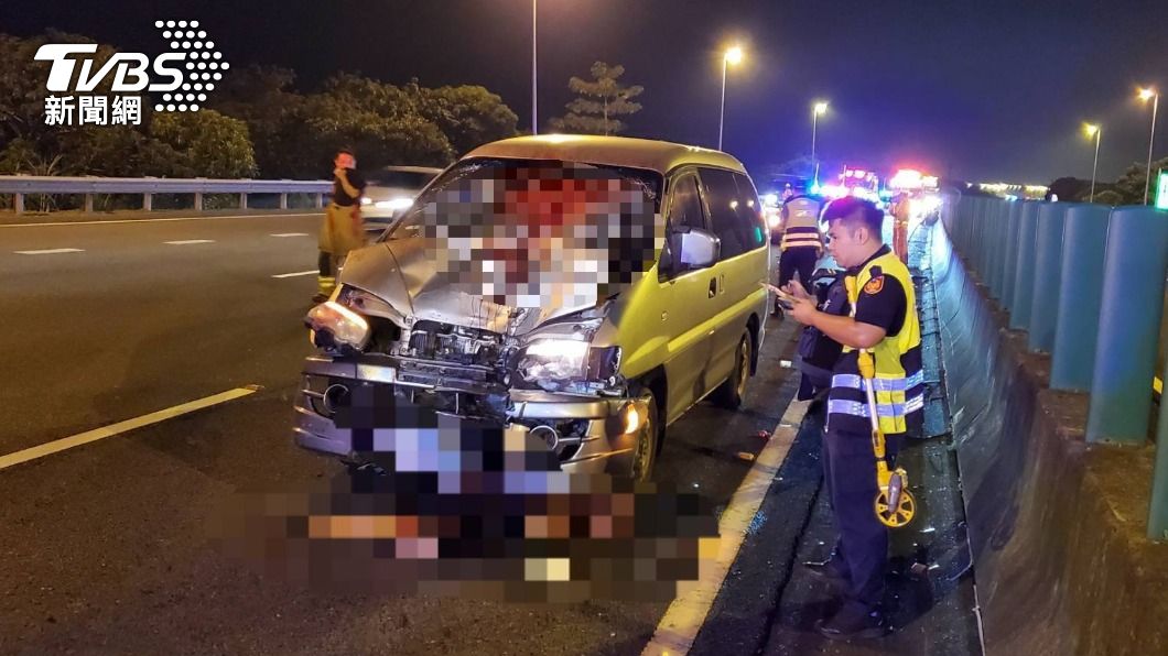 騎士被壓在休旅車下方。（圖／台南市消防局提供）