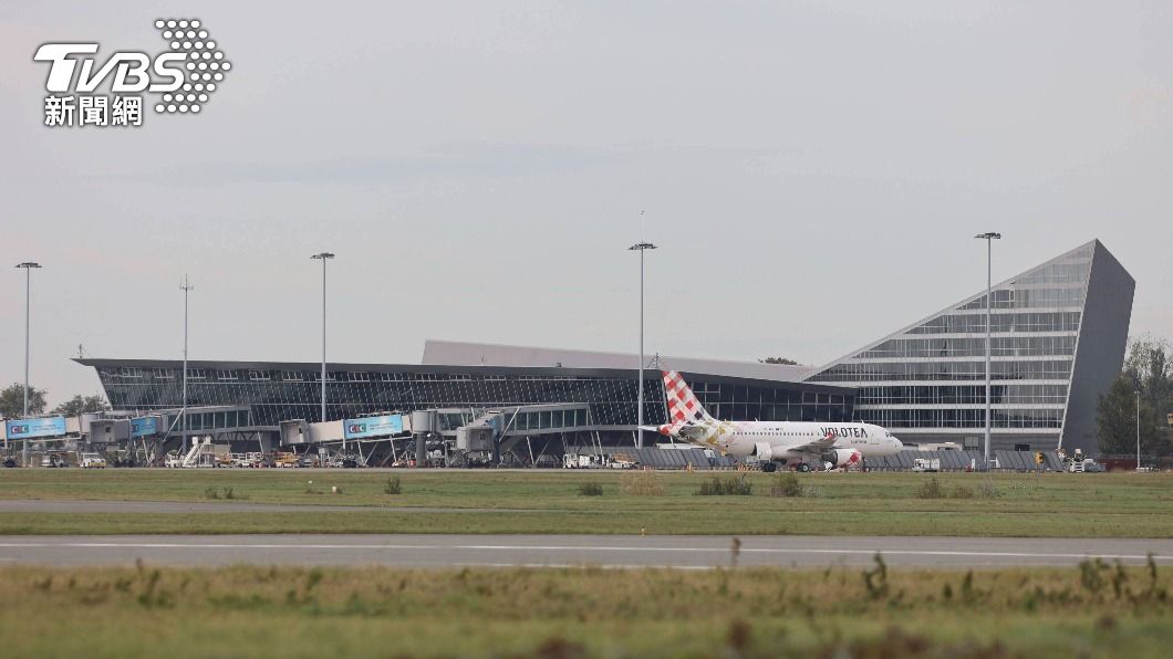 法國里爾機場18日上午進行疏散。（圖／達志影像美聯社）