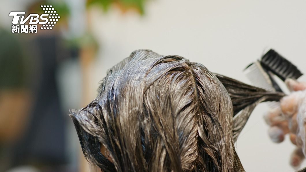 許多人擔心染髮會導致罹癌風險變高。（示意圖／Shutterstock達志影像）