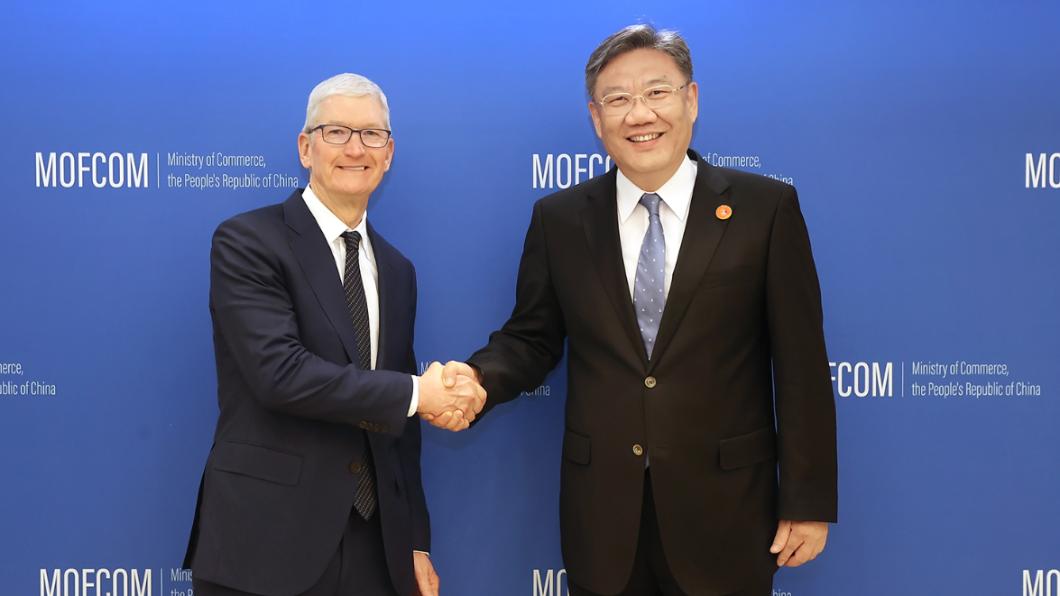 中國商務部部長王文濤昨天在北京會見蘋果公司執行長庫克。（圖／翻攝自中國商務部官網）