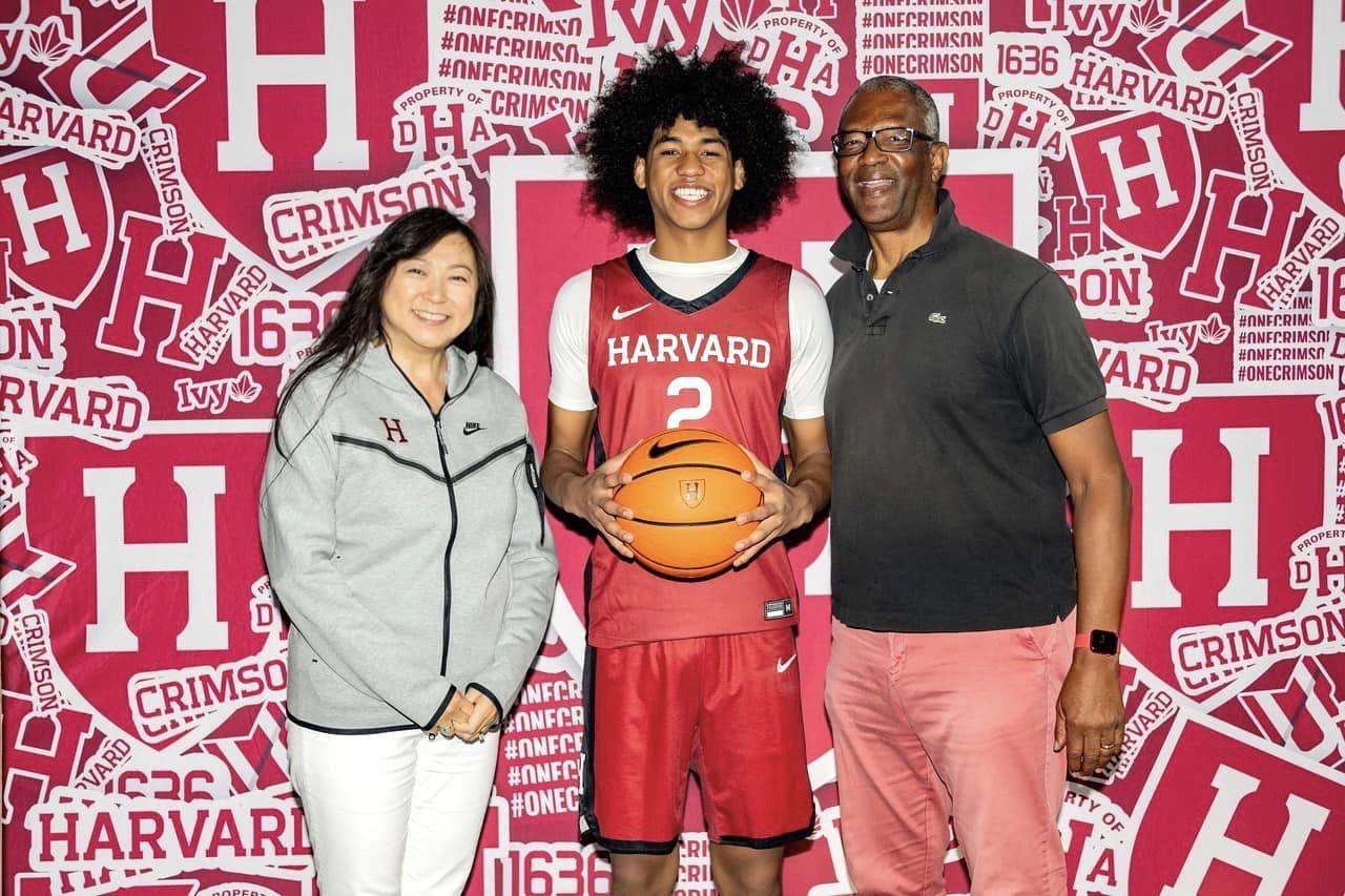 賀博穿上哈佛大學球衣和家人合照。（圖／賀媽媽提供）