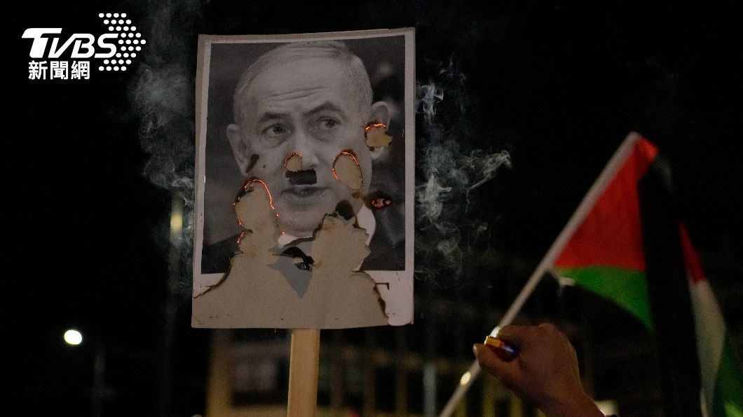 希臘支持巴勒斯坦示威抗爭中，民眾焚燒納坦雅胡的照片。（圖／達志影像美聯社）