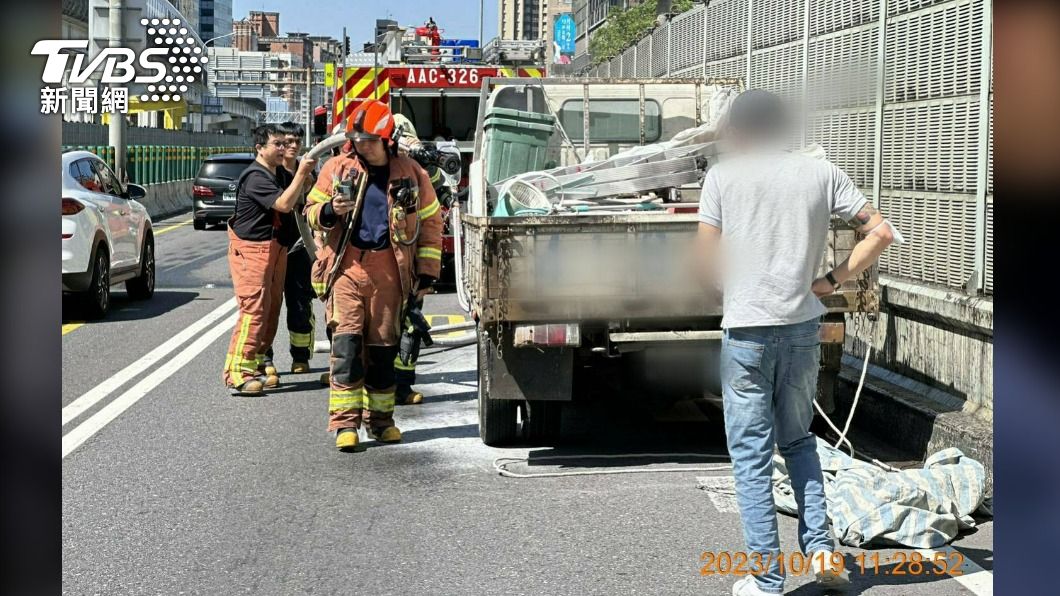 小貨車後車斗起火燃燒，警消到場搶救。（圖／TVBS）