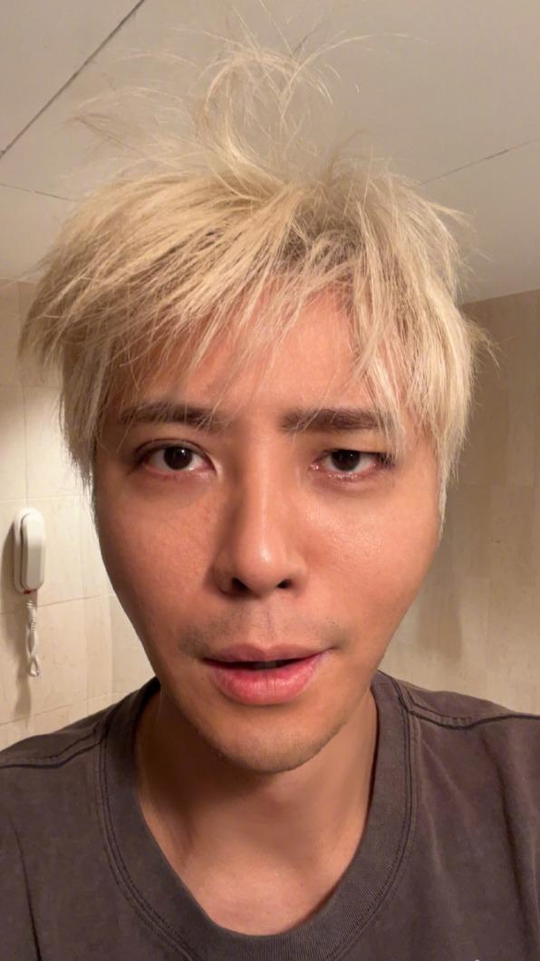 羅志祥眼睛變一單一雙。(圖/翻攝自羅志祥 微博)