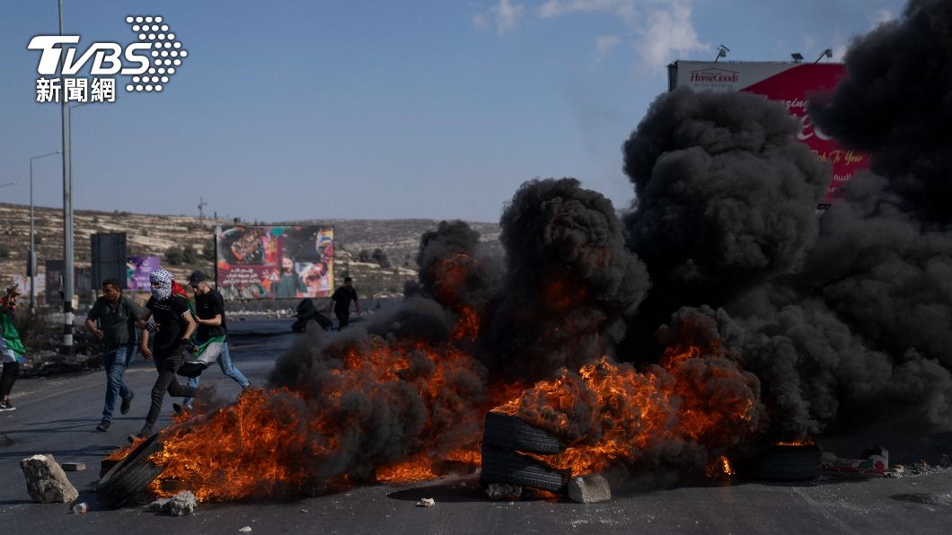 以巴衝突延燒到約旦河西岸，一些憤怒的以色列定居者開槍攻擊巴勒斯坦居民。（圖／達志影像美聯社）