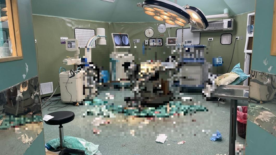 阿布西塔拍下醫院內一團混亂的診療台。（圖／翻攝自阿布西塔推特）